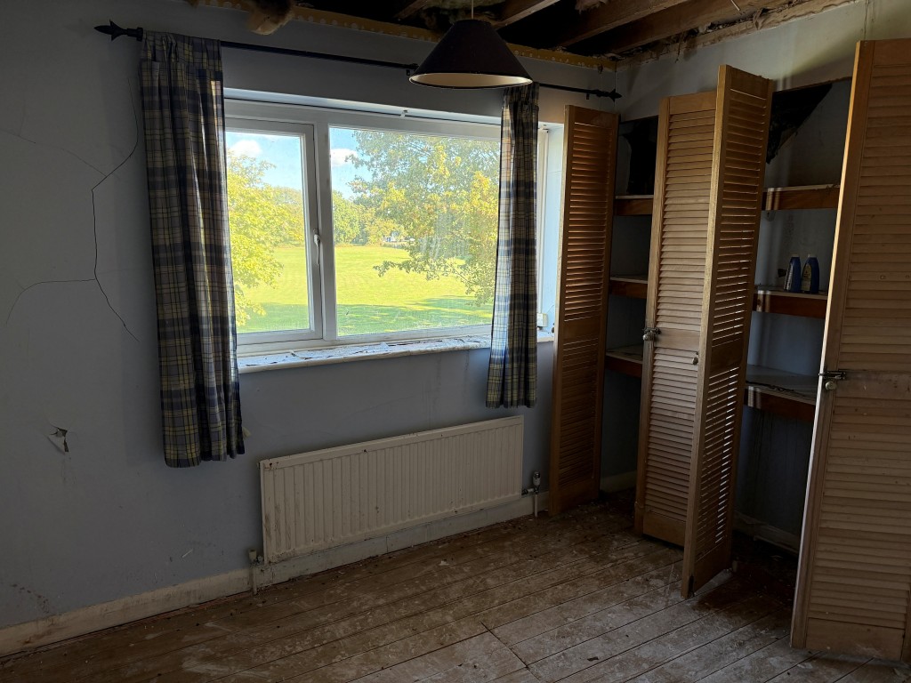 Lot: 137 - SUBSTANTIAL SIX-BEDROOM DETACHED PROPERTY WITH POTENTIAL FOR SUB-DIVISION - Bedroom 4 with window overlooking rear patio